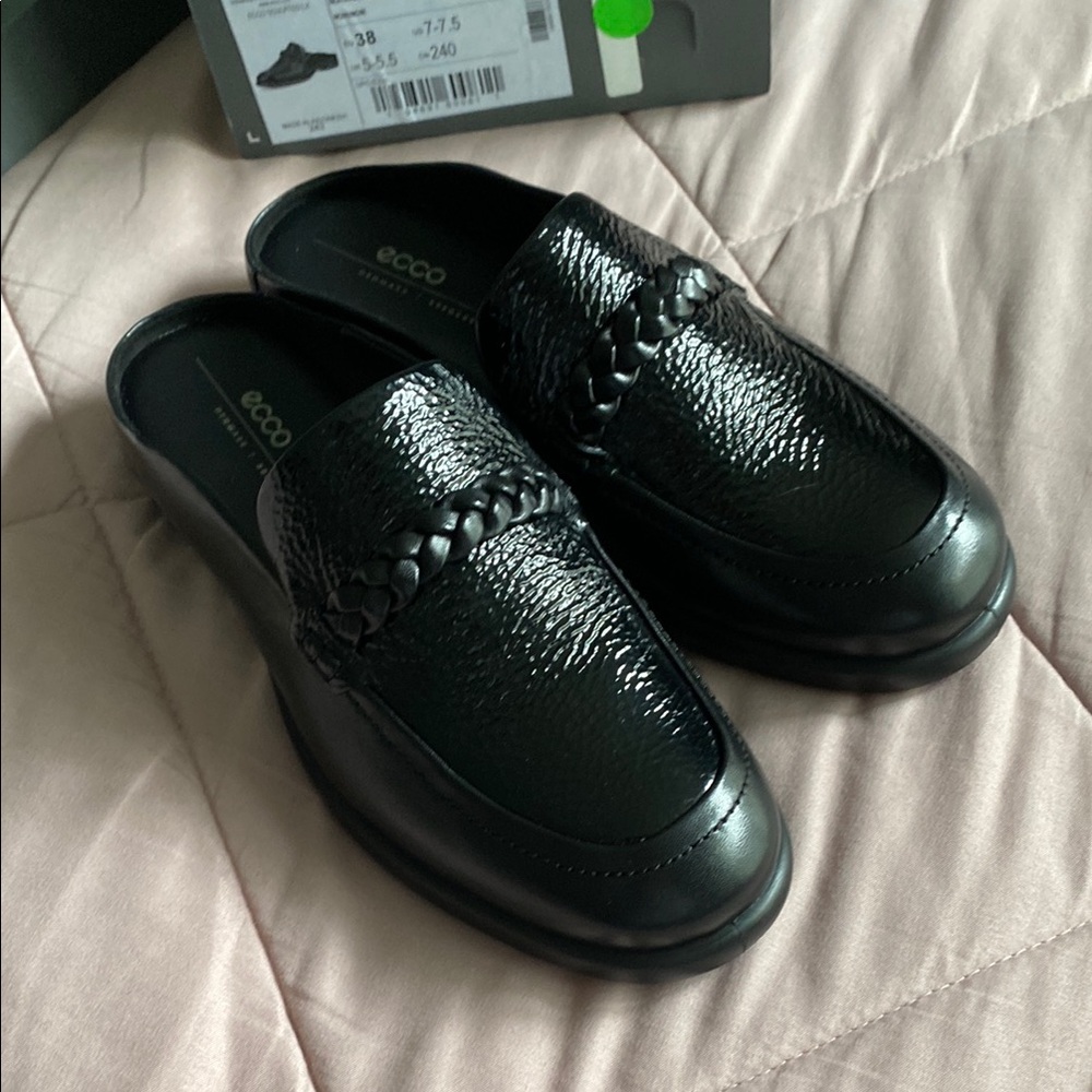 Ecco Black Flats with Textured Leather Finish